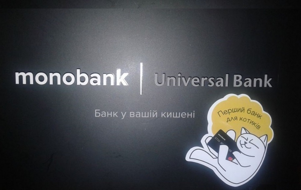 Конверт Монобанка с стикером "первый банк для котиков"